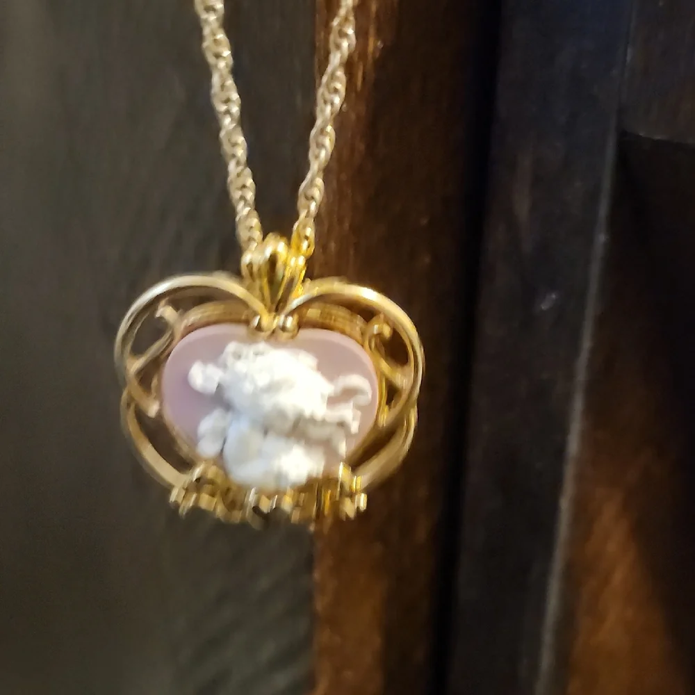 Elegant Gold Pendant Necklace - Picture 2 of 4